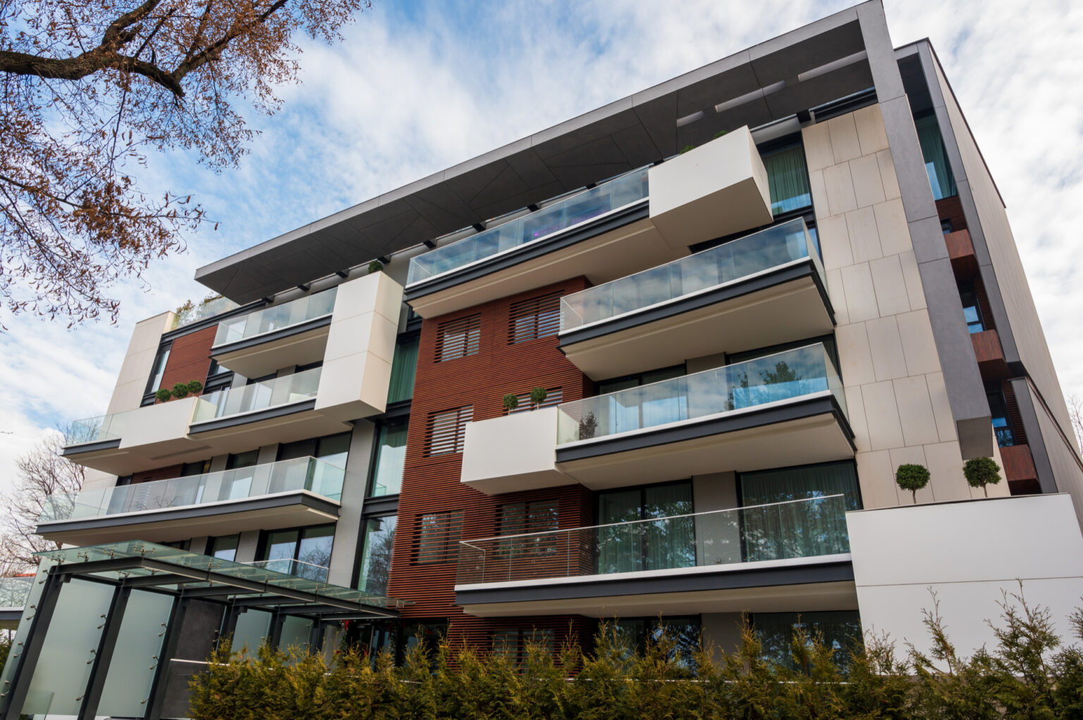 fachada de edificio moderno construido por empresa de construcción en Barcelona