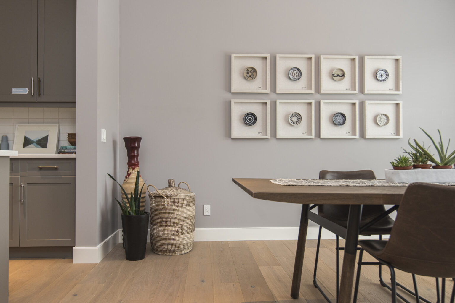 salón con decoración moderna tras reforma integral realizada por empresa de construcción en Barcelona