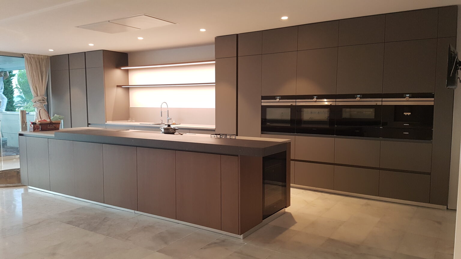 cocina moderna con isla central tras reforma de cocina en Barcelona