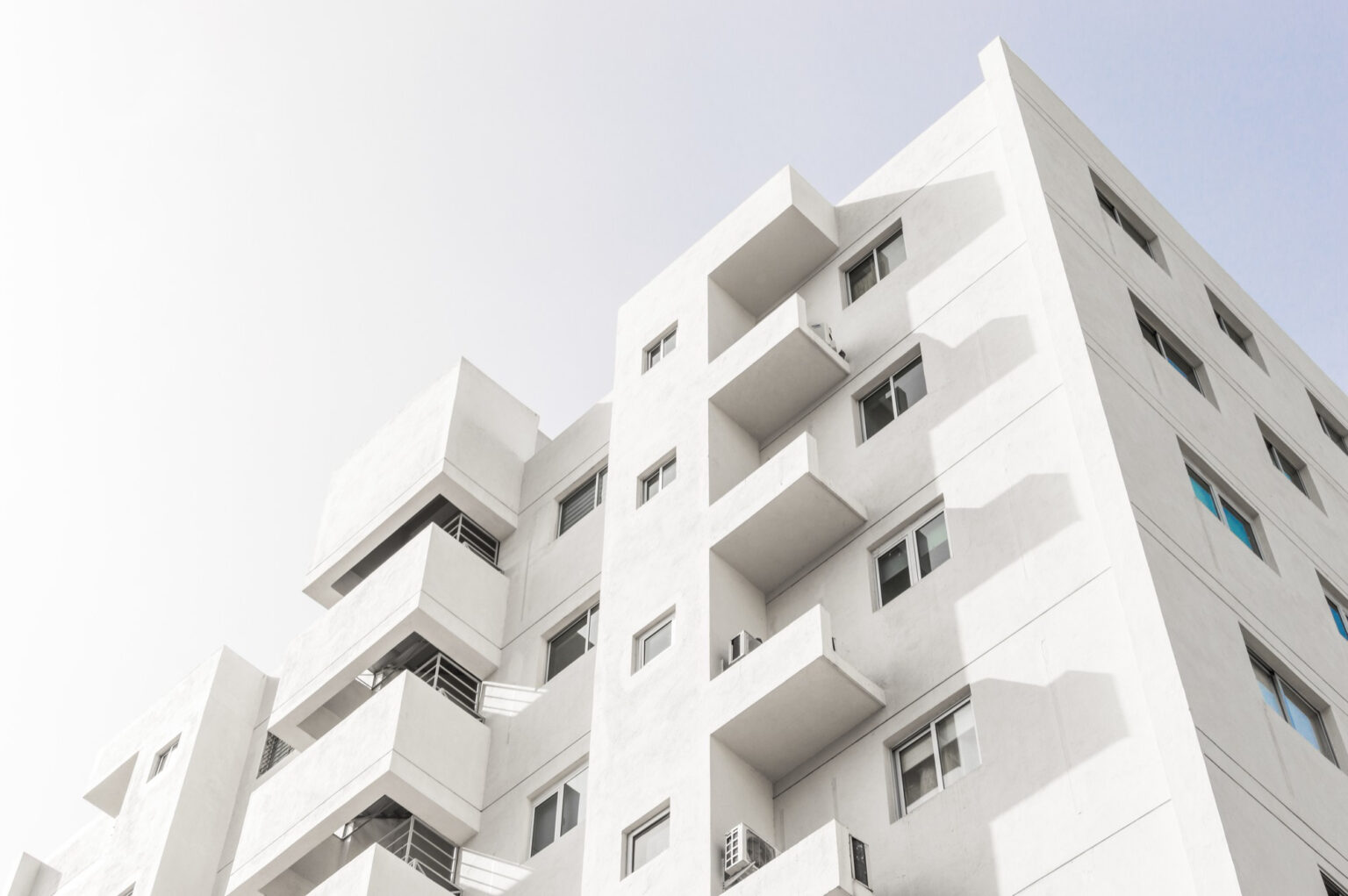 edificio blanco de apartamentos de nueva construcción en Barcelona