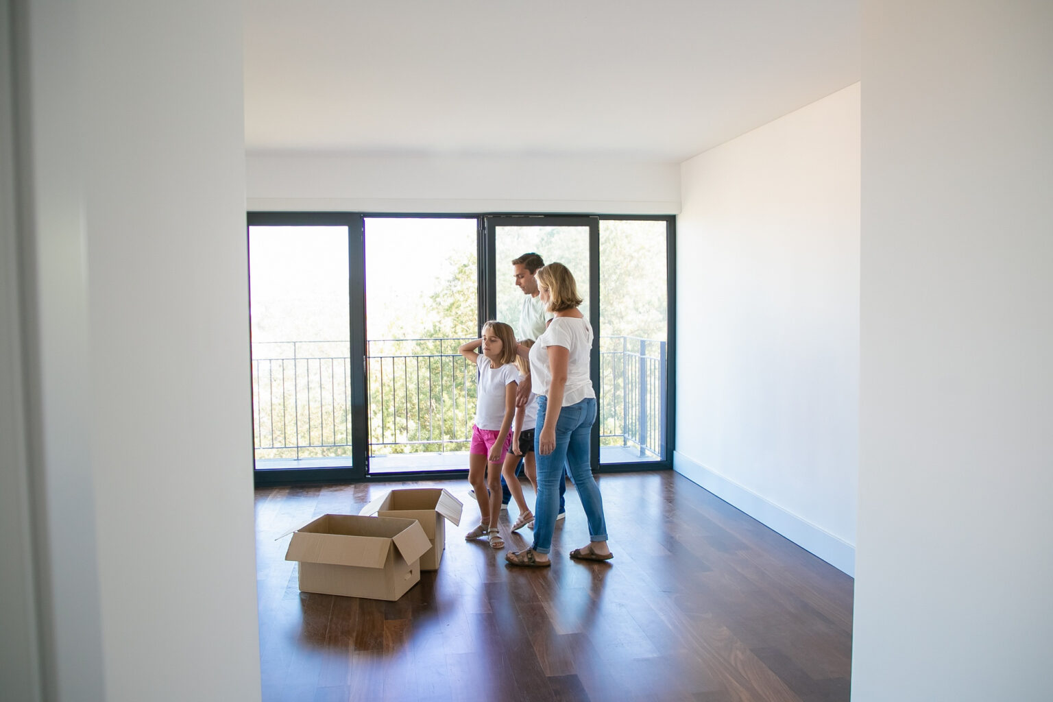 familia en piso recién reformado en Barcelona con luz natural