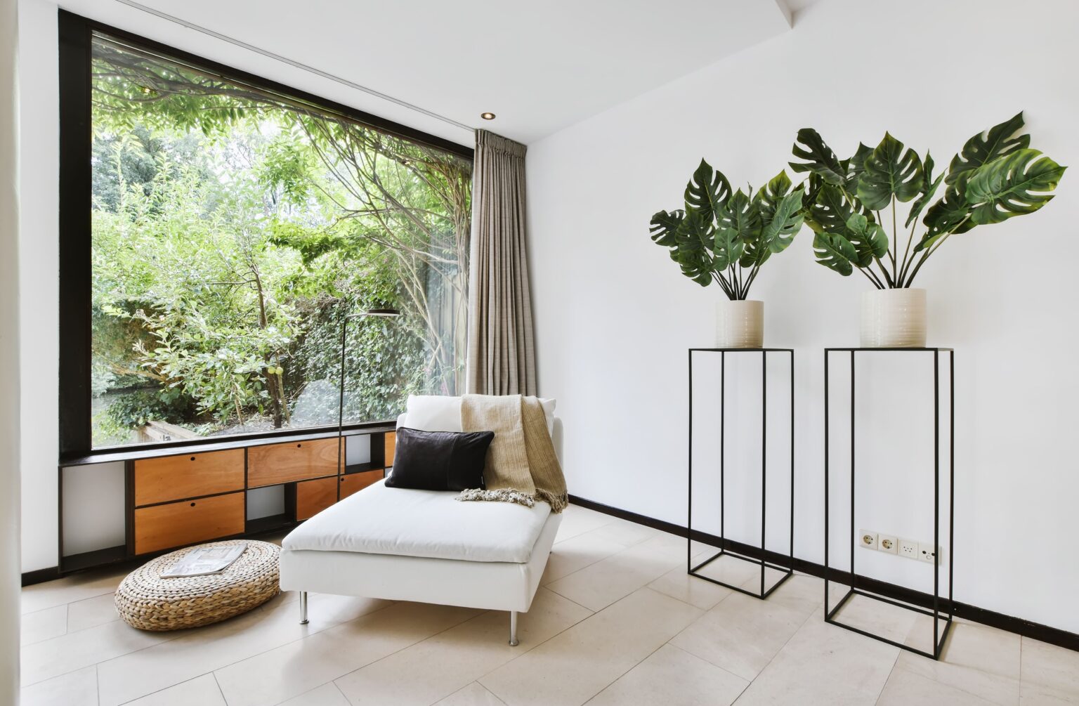 salón con grandes ventanales y decoración natural tras reforma integral